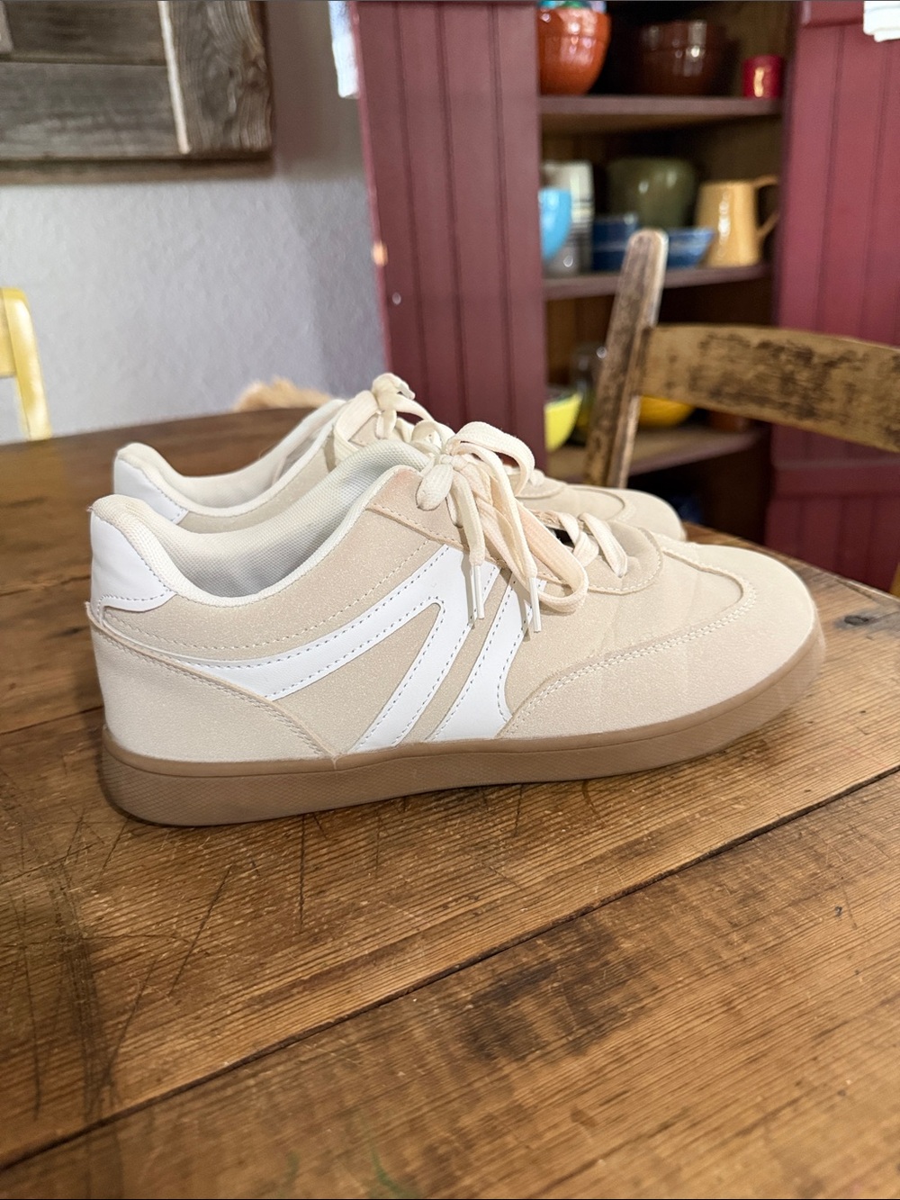 Athletic shoe women's